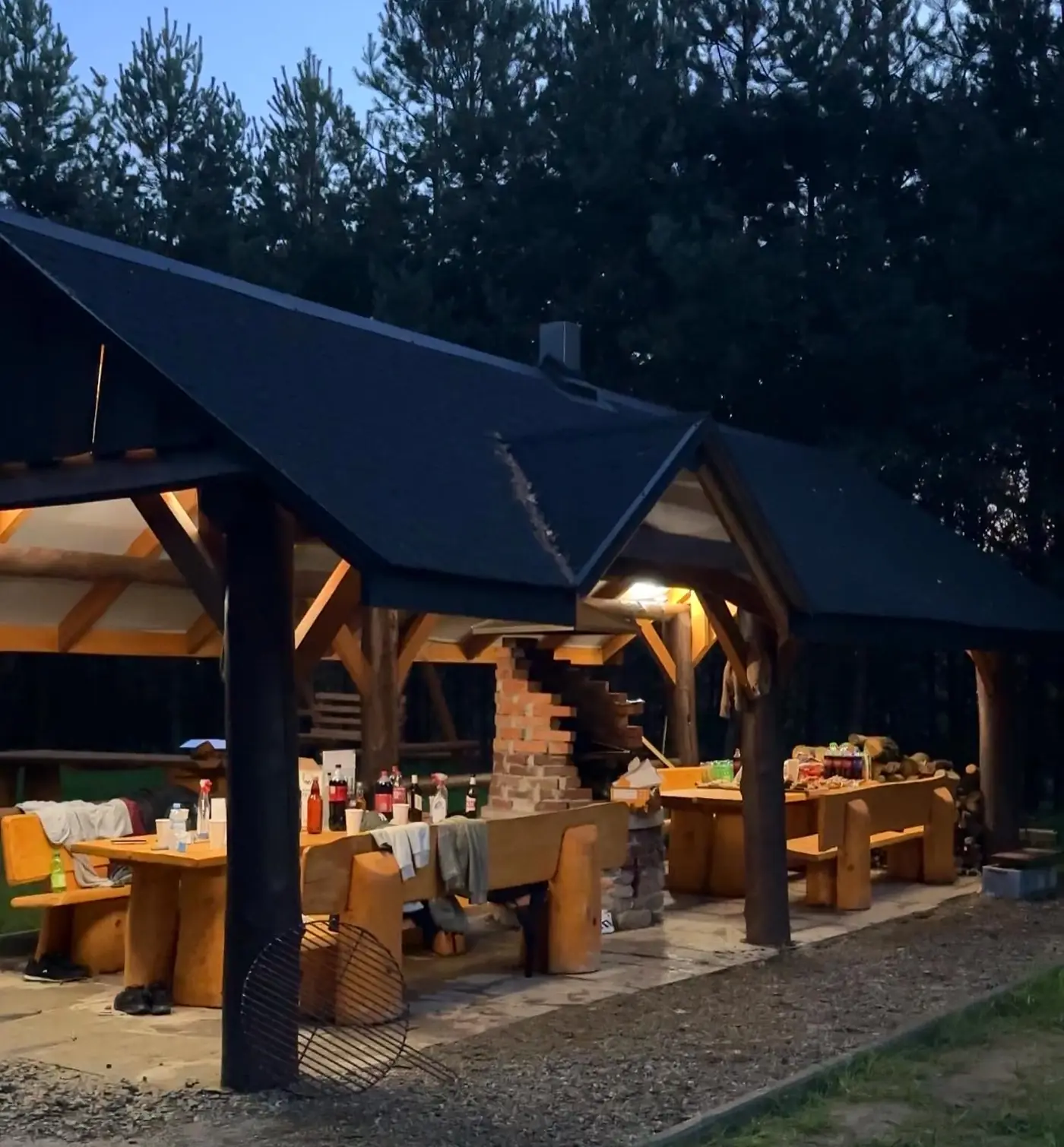 Altanka Arpi Paintball od zewnątrz, w tle las