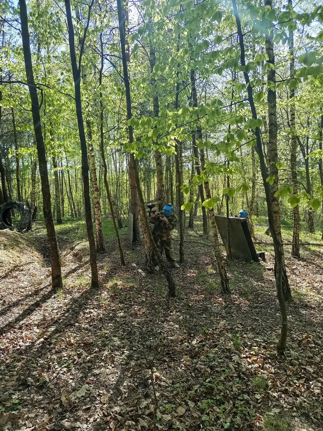 Gracz celuje z markera paintballowego na polu pod Brzostkiem