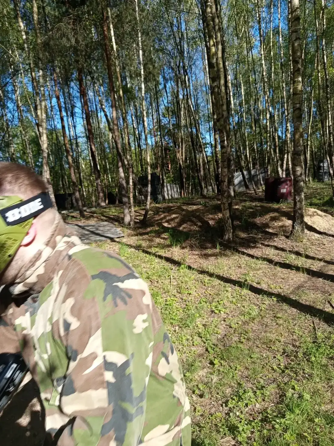 Gracz w masce paintballowej za osłoną