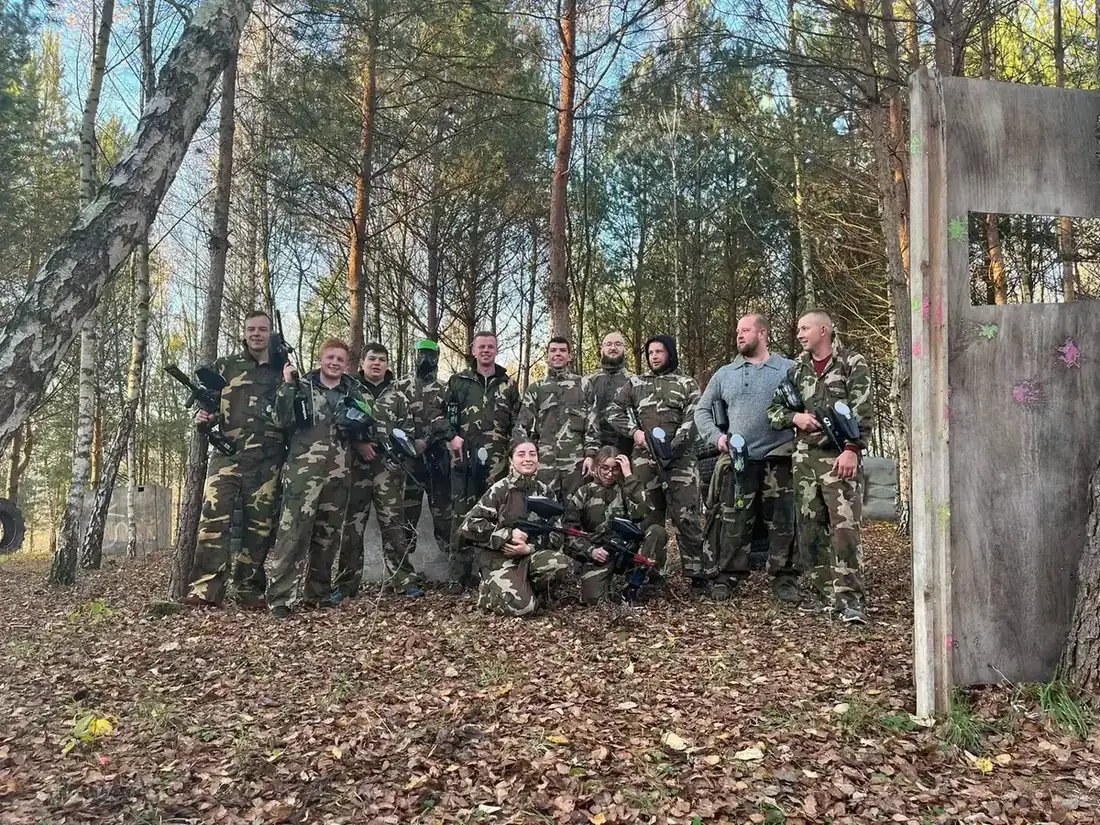 Gracze w kombinezonach na terenie leśnym