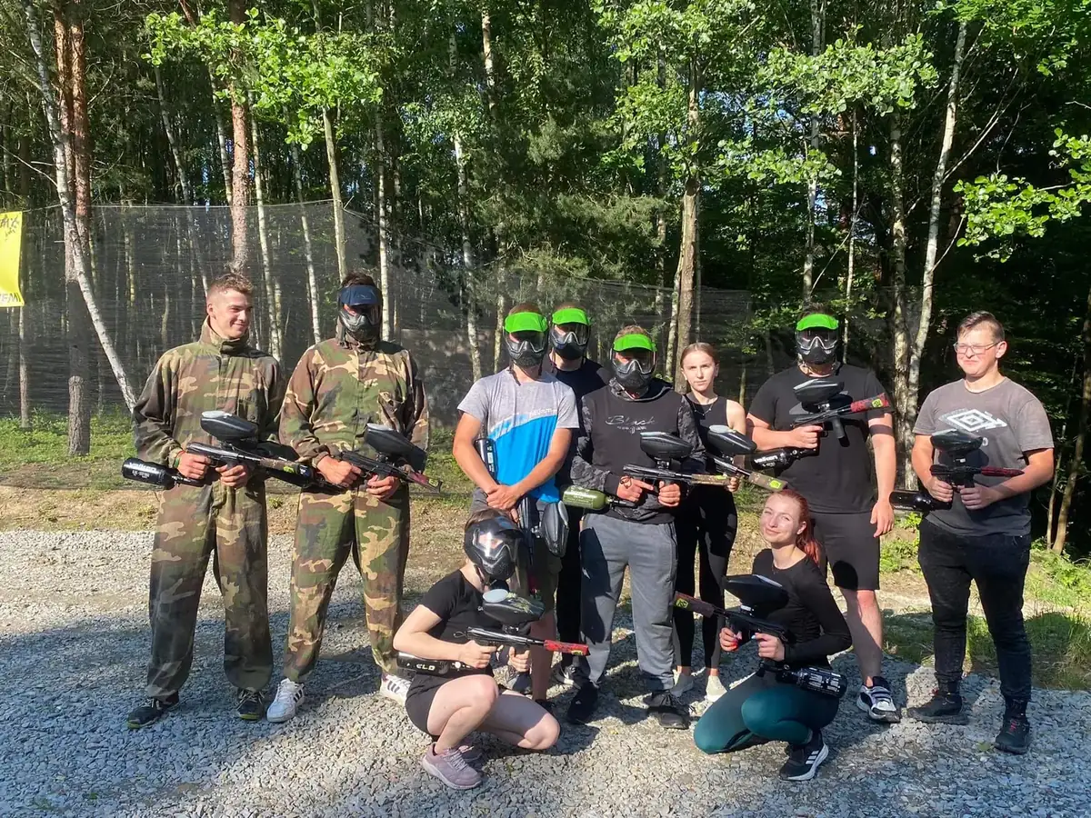 Grupa uczestników po rozgrywce na polu Arpi Paintball