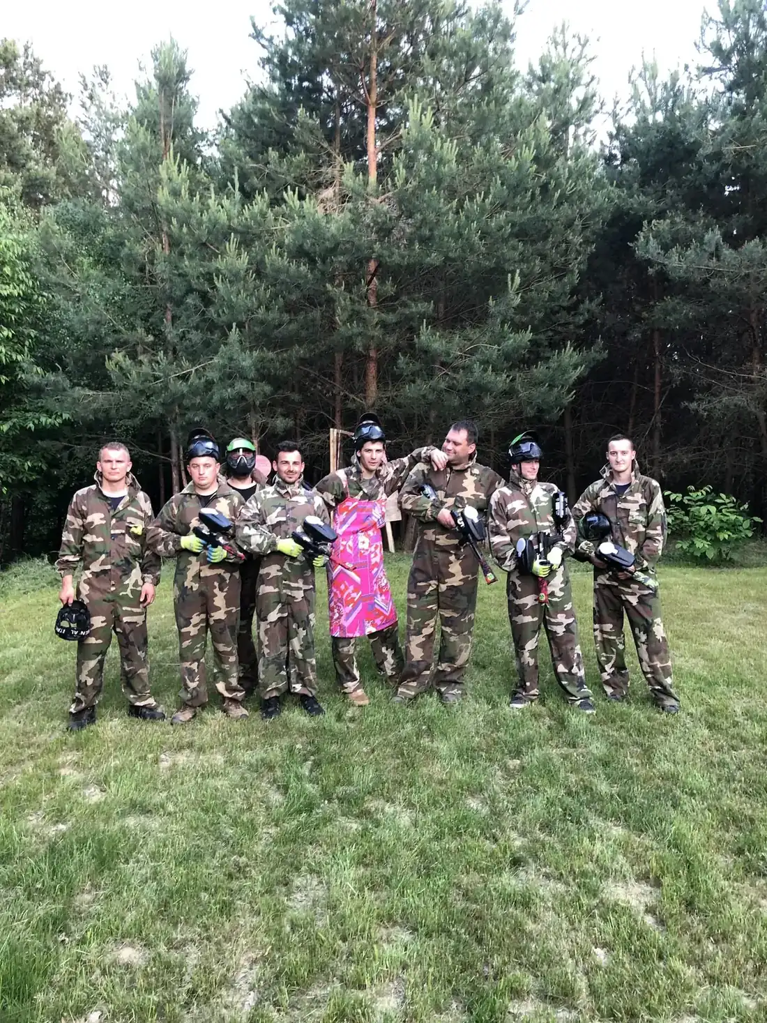 Grupa w kombinezonach przed rozgrywką
