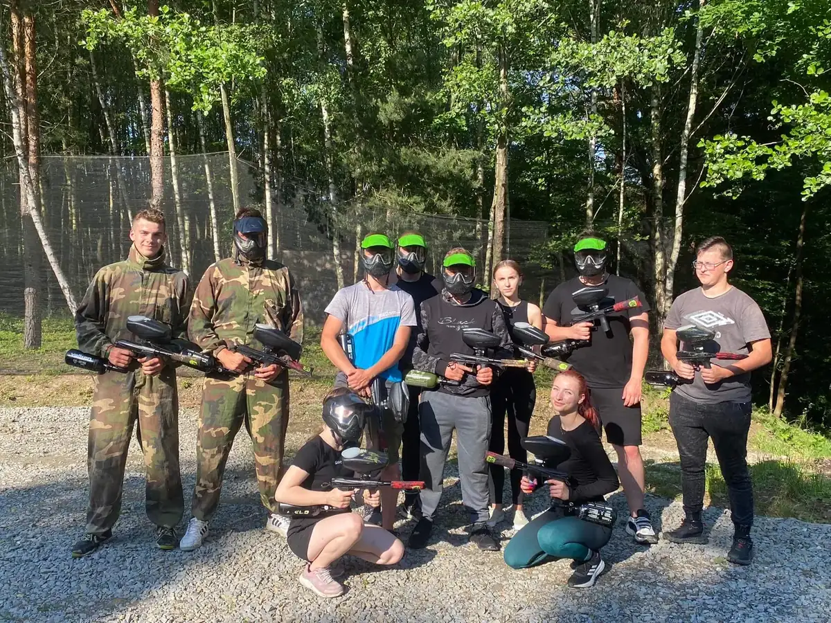 Uczestnicy imprezy paintballowej pod Brzostkiem