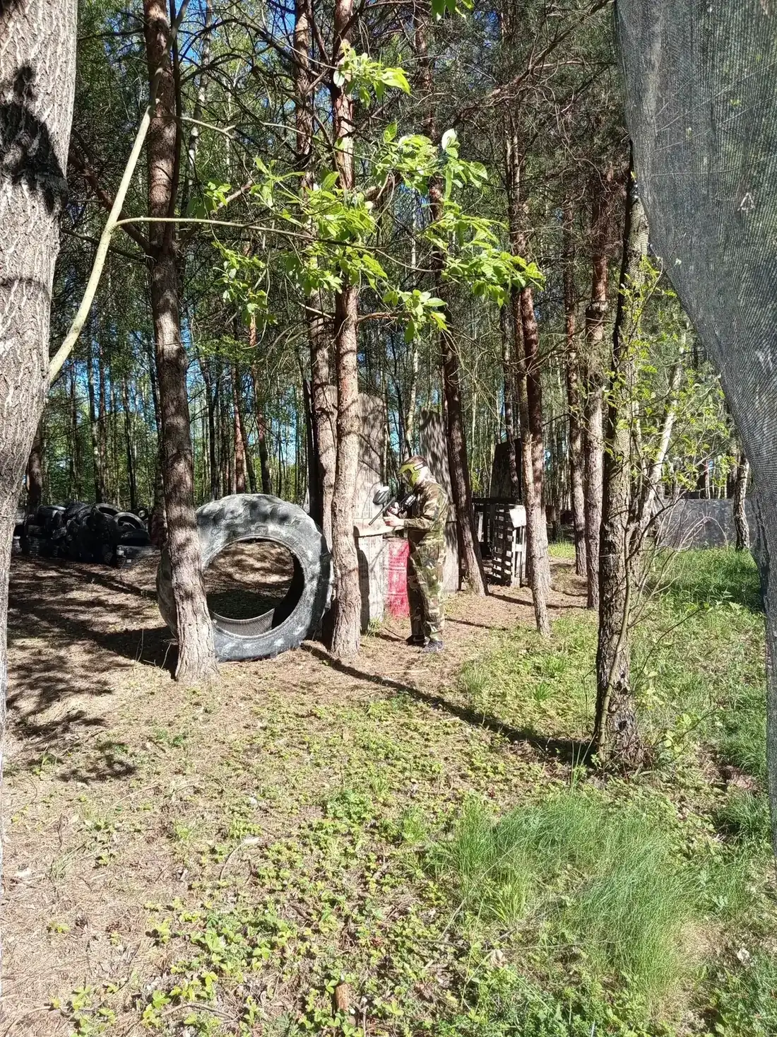 Barykada z opon na polu paintballowym pod Brzostkiem