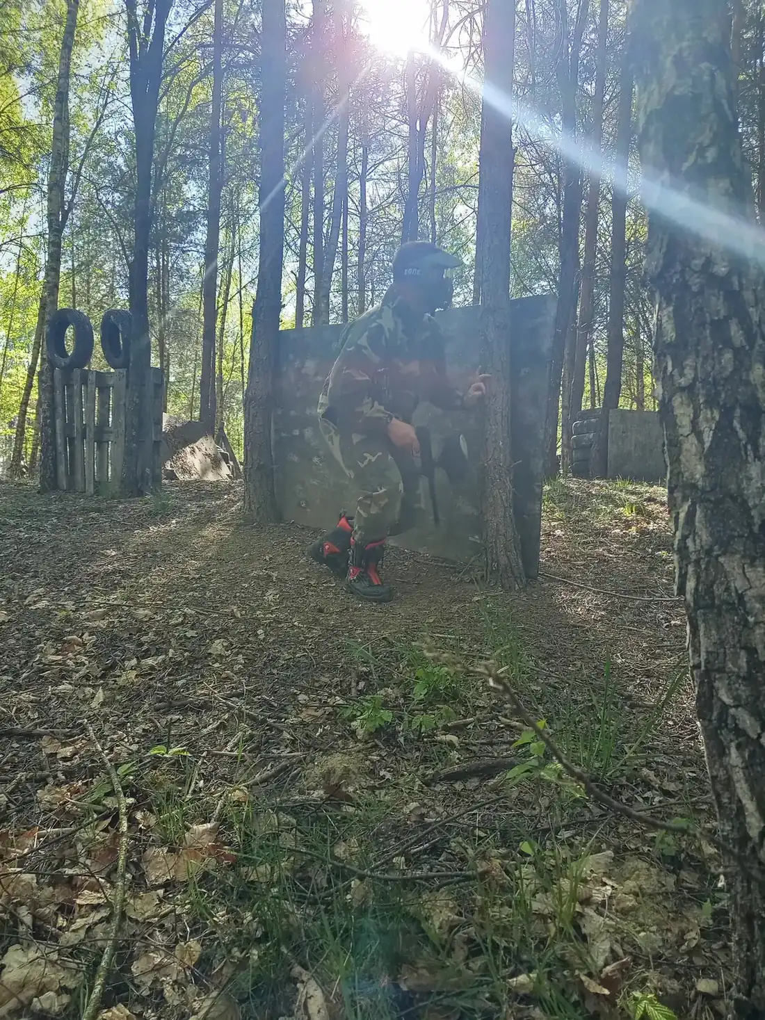 Stanowisko z worków z piaskiem na polu paintballowym Arpi w lesie pod Brzostkiem